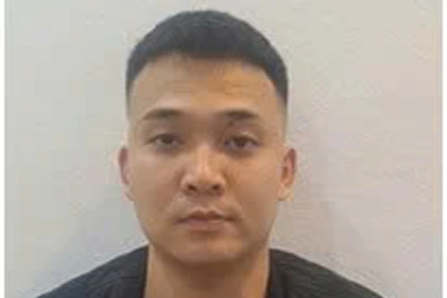 Vận động đối tượng bắt giữ người trái pháp luật bị truy nã ra đầu thú