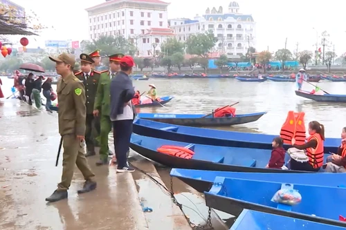 Cảnh báo nguy hiểm khi du xuân bằng thuyền, đò trên sông nước