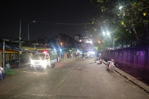 Duy trì tuần tra đêm đảm bảo an ninh trật tự chợ đầu mối Long Biên