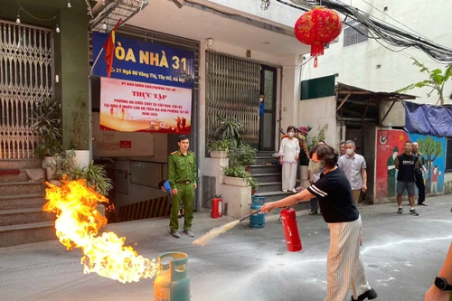 Thực tập phương án cứu nạn, cứu hộ trong tình huống giả định xảy cháy nhà để xe