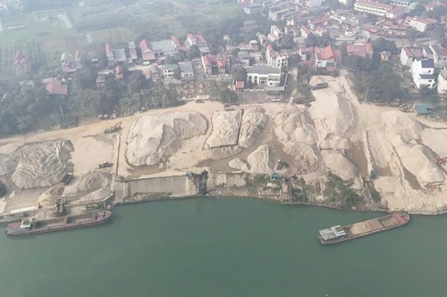 Khởi tố Giám đốc có hành vi tổ chức khai thác cát trái phép trên sông Hồng