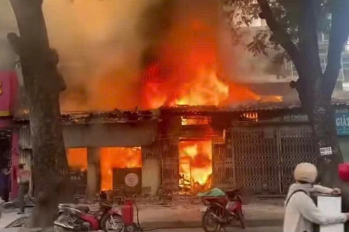 Xử lý nhanh đám cháy tại nhà dân ở phố Lò Đúc