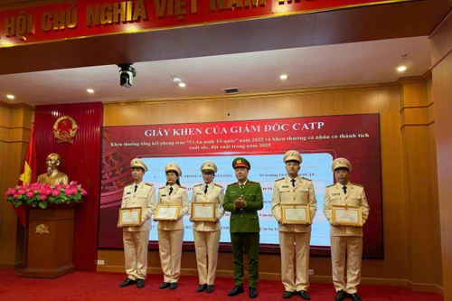 Nhiều cá nhân và tập thể Công an xã Thanh Trì được trao khen thưởng thành tích xuất sắc