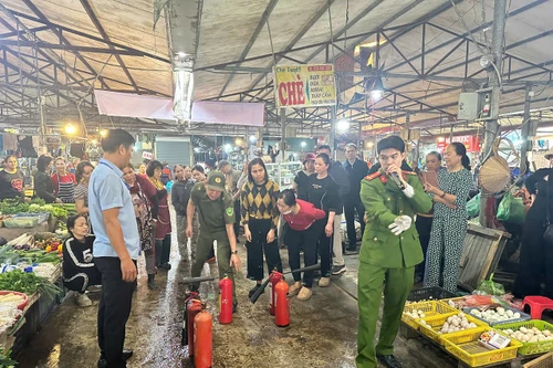 Cán bộ phòng cháy hướng dẫn tiểu thương chữa cháy hiệu quả tại chợ