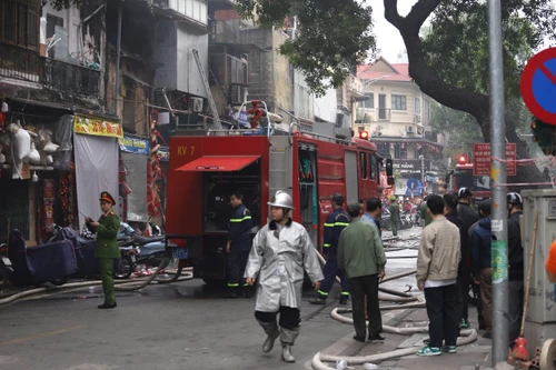 Dập tắt đám cháy cửa hàng kinh doanh ở phố Hàng Mã 