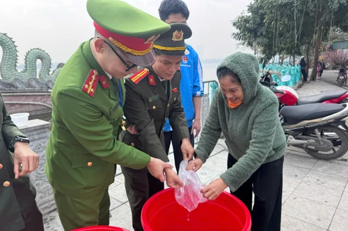 Lập điểm hỗ trợ người dân khu vực hồ Tây bảo vệ môi trường dịp ông Công, ông Táo