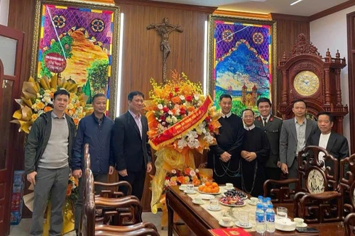 Công an Hà Nội trao 126 suất quà cho giáo dân có hoàn cảnh khó khăn tại Giáo xứ Thái Hà