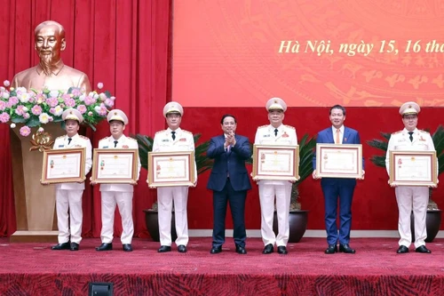 Thủ tướng Chính phủ Phạm Minh Chính trao danh hiệu "Anh hùng Lực lượng vũ trang nhân dân" và các Huân chương cao quý cho tập thể, cá nhân Bộ Công an