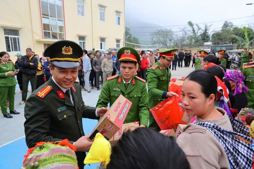 Chia sẻ khó khăn với bản vùng cao Lào Cai