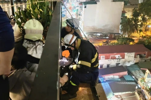 Kịp thời cứu người phụ nữ “chênh vênh” trên tầng 9