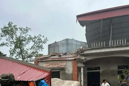 Nghi tự chế pháo gây nổ sập nhà 2 tầng