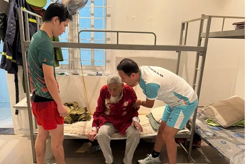 Lính cứu hoả kịp thời hỗ trợ cụ ông 90 tuổi bị tai nạn trên đường