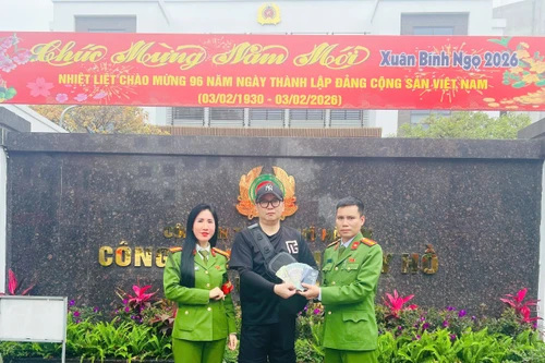 Kịp thời trao trả tài sản thất lạc cho du khách nước ngoài