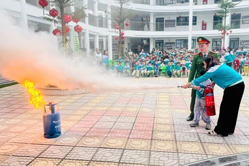 Giáo viên và học sinh trải nghiệm thoát nạn trong điều kiện có khói, khí độc