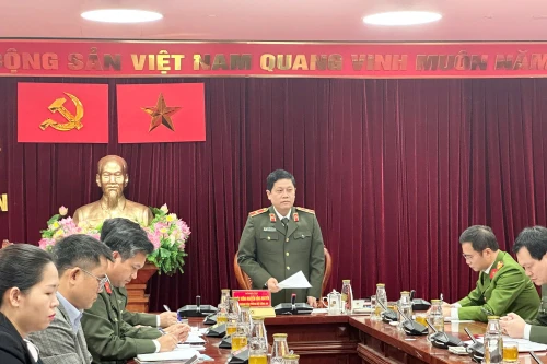 Công an nhân dân quyết tâm khôi phục nhà cho bà con bị ảnh hưởng do mưa lũ theo tinh thần "Chiến dịch Quang Trung"