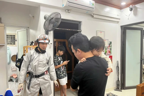 Kịp thời giải cứu cháu bé 3 tuổi bị mắc kẹt trong nhà tại phường Tương Mai