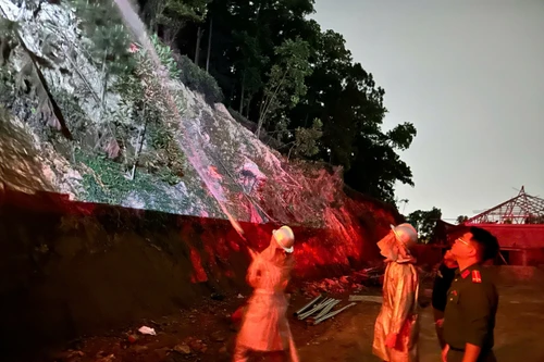 Kịp thời dập tắt đám cháy rừng phòng hộ tại xã Sóc Sơn