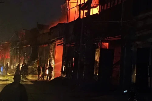 Dập tắt đám cháy xưởng sản xuất tại xã Bình Minh