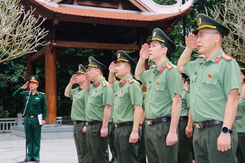 Chi bộ An ninh Thủ đô báo công dâng Bác tại khu di tích lịch sử K9