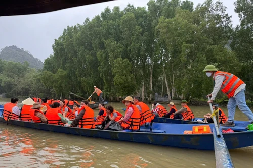 8 lái đò bị xử phạt vì để du khách không mặc áo phao tại Lễ hội Chùa Hương