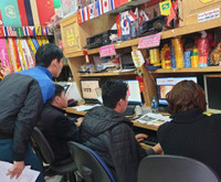 Hà Nội: Áo phông in hình Kim Jong Un-Donald Trump đắt hàng