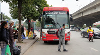 [Ảnh] Cận cảnh xe khách coi đường vành đai 3 như... bến xe