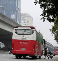 [Ảnh] Cận cảnh xe khách coi đường vành đai 3 như... bến xe