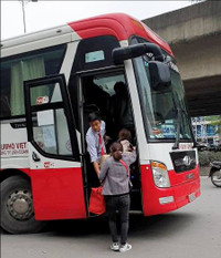 [Ảnh] Cận cảnh xe khách coi đường vành đai 3 như... bến xe