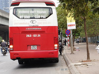 [Ảnh] Cận cảnh xe khách coi đường vành đai 3 như... bến xe