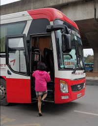 [Ảnh] Cận cảnh xe khách coi đường vành đai 3 như... bến xe