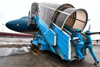 Cận cảnh hàng không xoay sở ứng phó giữa 