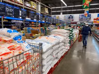 Đại siêu thị Mega Market Thăng Long trước giờ cách ly toàn xã hội trong 15 ngày