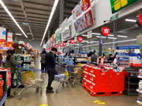 Đại siêu thị Mega Market Thăng Long trước giờ cách ly toàn xã hội trong 15 ngày