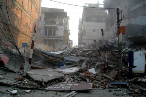 Khoảng 16h ngày 31-3-2011, một căn nhà 5 tầng đầu ngõ 49 Huỳnh Thúc Kháng - Hà Nội đã đổ sập. Siêu thị máy tính ở phía đối diện cũng bị hư hỏng, thiệt hại nặng.