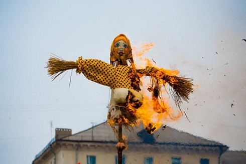 Những phong tục chào đón năm mới "độc đáo" trên thế giới ảnh 6