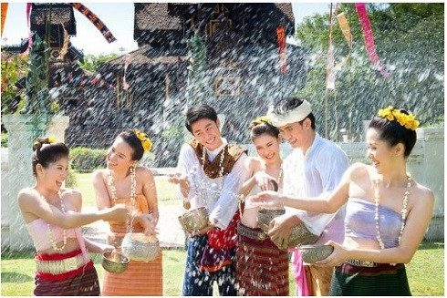 Những phong tục chào đón năm mới "độc đáo" trên thế giới ảnh 5