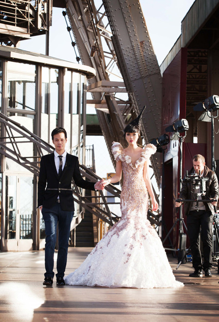 Bộ sưu tập của NTK Hoàng Hải lộng lẫy ở sàn diễn trên tháp Eiffel ảnh 13 Bộ sưu tập của NTK Hoàng Hải lộng lẫy ở sàn diễn trên tháp Eiffel ảnh 13