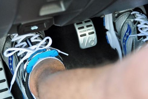 Làm cách nào để tránh đạp nhầm chân ga với chân phanh khi lái ô tô? ảnh 3