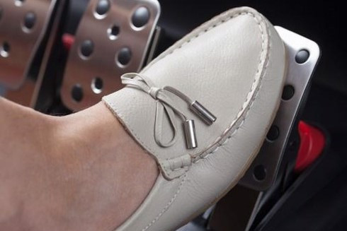 Làm cách nào để tránh đạp nhầm chân ga với chân phanh khi lái ô tô? ảnh 5