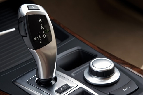 Làm cách nào để tránh đạp nhầm chân ga với chân phanh khi lái ô tô? ảnh 4