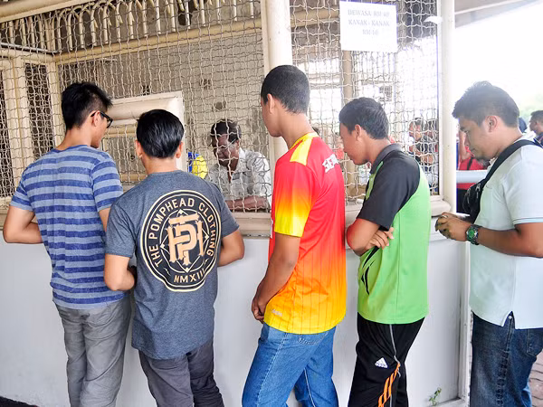 Xem CĐV Malaysia xếp hàng mua vé một cách ý thức ảnh 3