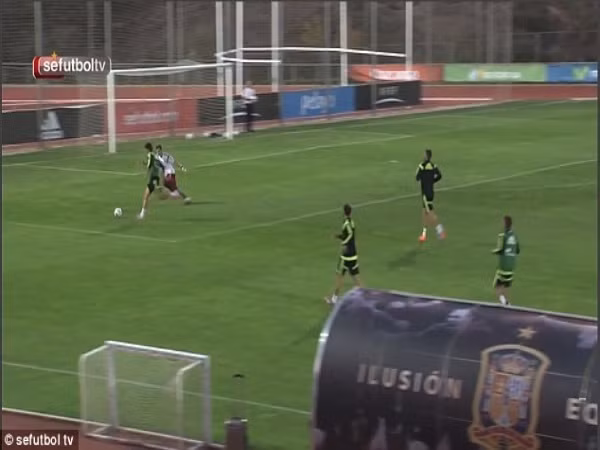 Chiêm ngưỡng clip vua phá lưới EPL biến “thánh Iker” thành “gã hề” ảnh 1