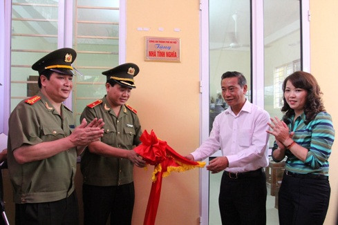 Trao tặng nhà tình nghĩa cho thân nhân liệt sỹ Dương Văn Tỉnh ảnh 1