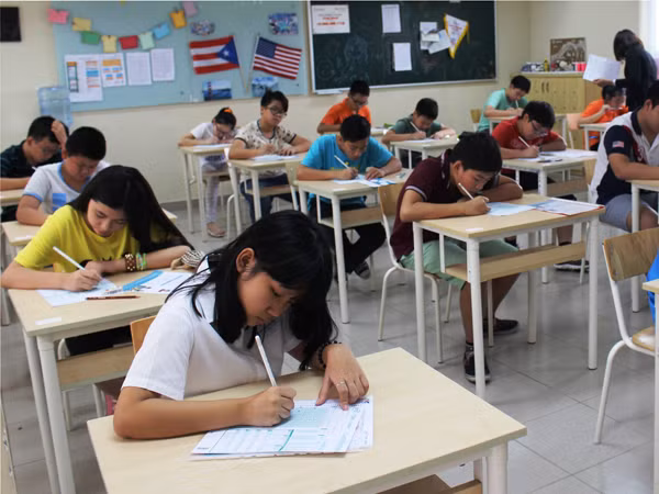 Học tiếng Anh: Giỏi giao tiếp với thầy ngoại nhưng lo ngại đọc - viết ảnh 1