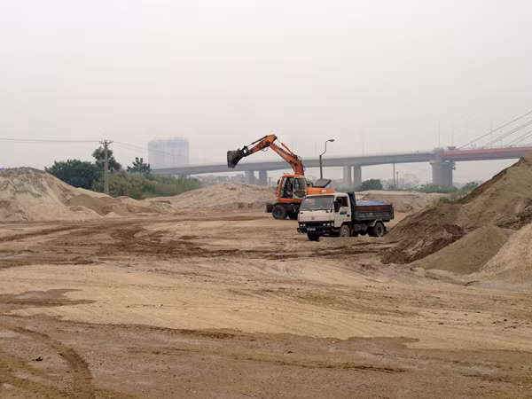 “Giải phẫu” nạn cát tặc sông Hồng: Loay hoay xử lý ảnh 1