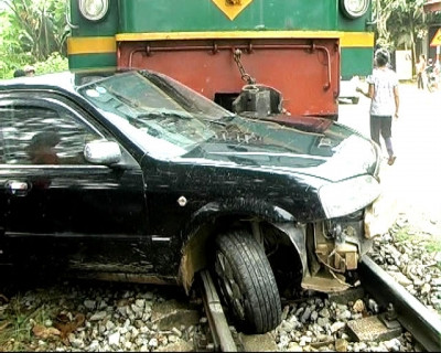 Tàu hỏa đâm ô tô, kéo lê 70m tại Lào Cai ảnh 1