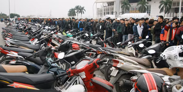 Ngàn người trắng đêm chầu chực, chen lấn mua vé xem trận Việt Nam-Malaysia ảnh 2