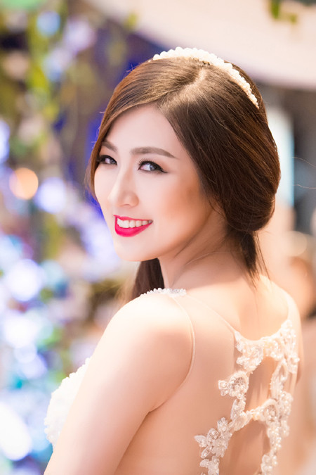 Á hậu Tú Anh khéo khoe vòng 1 căng tròn cùng váy cưới ảnh 4