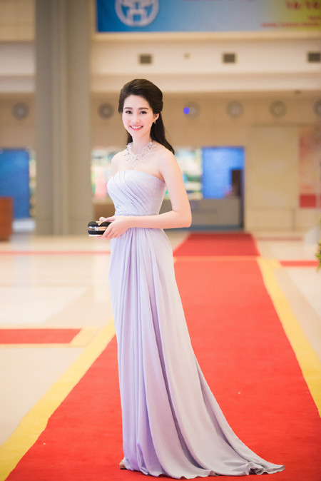 Hoa hậu Đặng Thu Thảo rạng ngời với vai trần gợi cảm ảnh 2