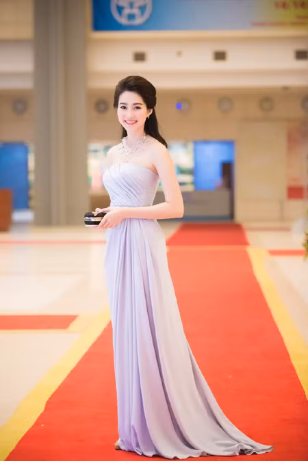 Hoa hậu Đặng Thu Thảo rạng ngời với vai trần gợi cảm ảnh 2